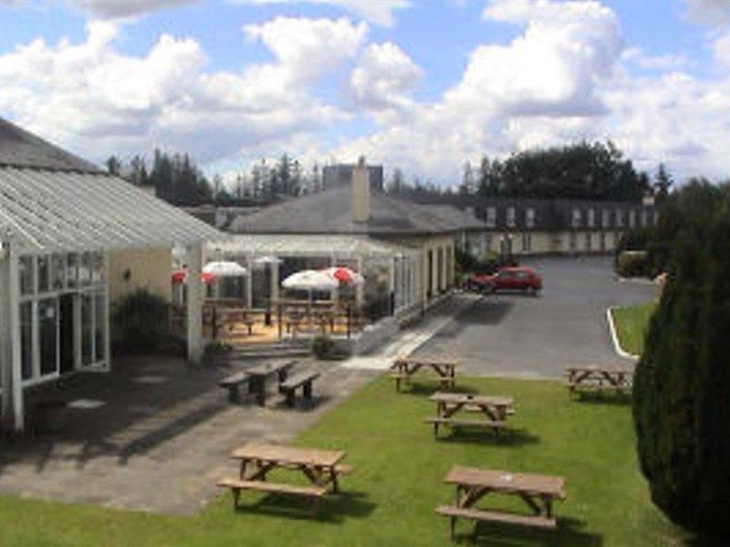 Connemara Gateway Hotel Oughterard Exterior photo